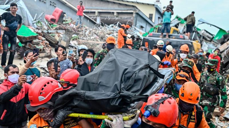  إندونيسيا تتعرض باستمرار للزلازل.