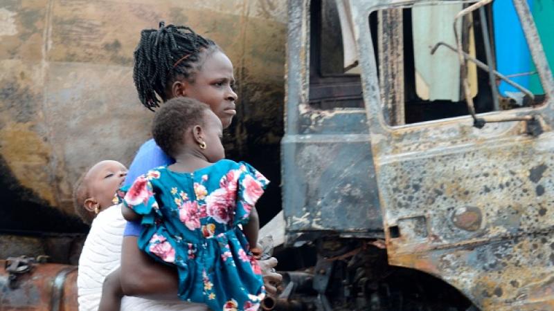 مقتل امرأة وثلاثة أطفال في انفجار شاحنة صهريج في نيجيريا