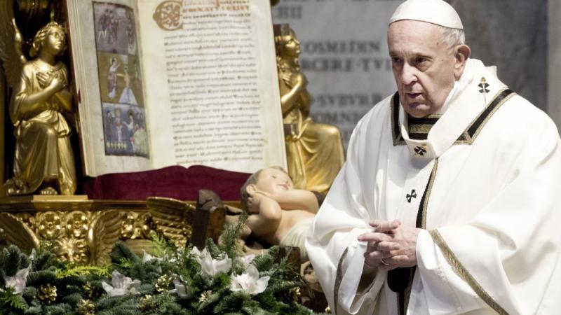 التهاب العصب الوركي يرغم البابا على إرجاء بعض أنشطته