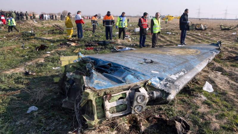 فرق بحث وإنقاذ بالقرب من أجزاء الطائرة الأوكرانية المنكوبة (غيتي - أرشيف) 