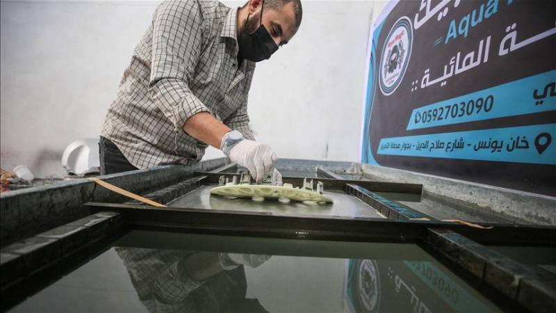 عمر العسولي ينجح بإيجاد فرصة عمل عبر تقنية الطباعة المائية