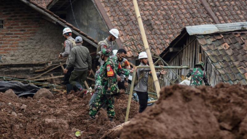 انهيار أرضي في اندونيسيا