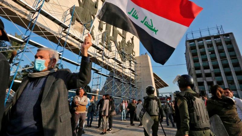 صدامات وإغلاق طرق بين متظاهرين وقوى الأمن في الناصرية العراقية