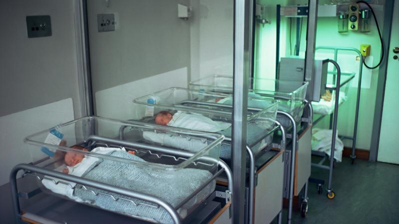 جرى إنقاذ سبعة من بين 17 طفلًا كانوا في وحدة رعاية حديثي الولادة المرضى.