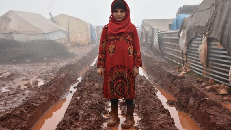 فتاة سورية في مخيم