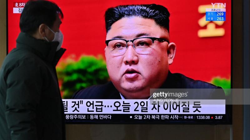 الزعيم الكوري الشمالي كيم متحدثا خلال مؤتمر حزبه