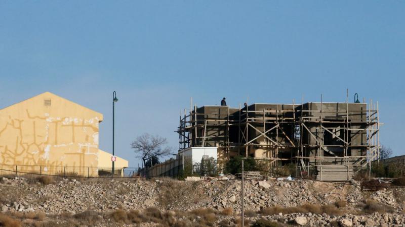 بناء مستوطنة في الخليل بالضفة الغربية المحتلة.