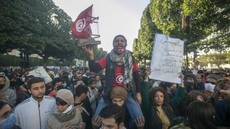 بدأت الاضطرابات في تونس غداة الذكرى العاشرة لسقوط نظام بن علي.