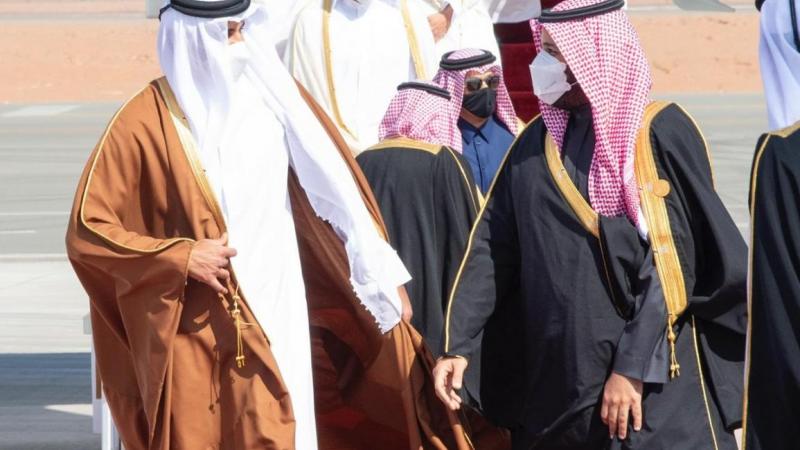 ولي العهد السعودي في استقبال أمير قطر أمس