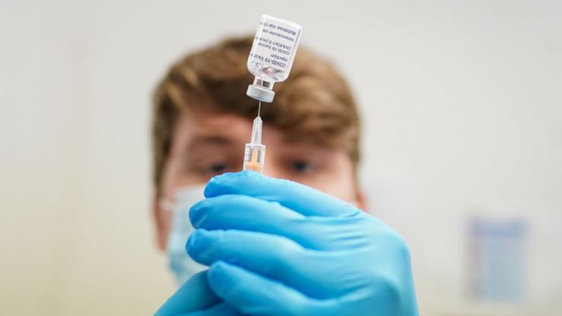 الشركة البريطانية تدعم تلقي كبار السن للقاح أسترازينيكا
