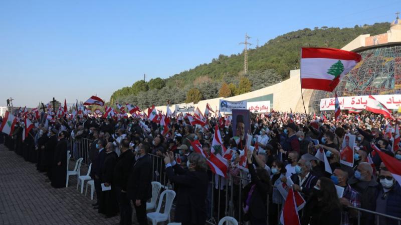 حمل المشاركون أعلام لبنان وصور الراعي.