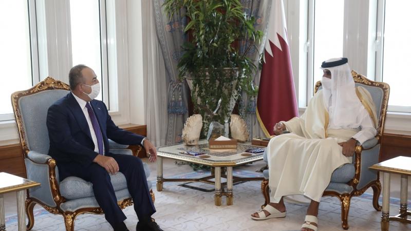 أمير قطر الشيخ تميم بن حمد آل ثاني مع وزير الخارجية التركي مولود جاويش أوغلو