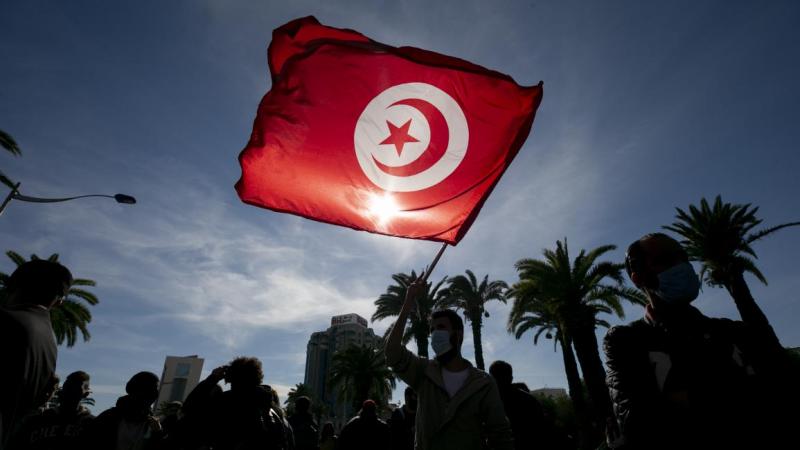 تونسيون يتظاهرون في العاصمة احتجاجا على "قمع الشرطة" (الأناضول)