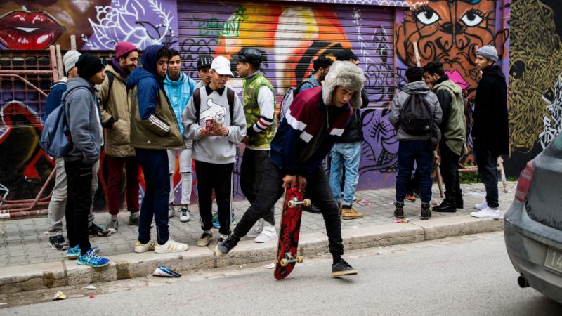 شباب من مجتمع الهيب هوب المحلي خلال أحد المهرجانات في تونس. (غيتي)