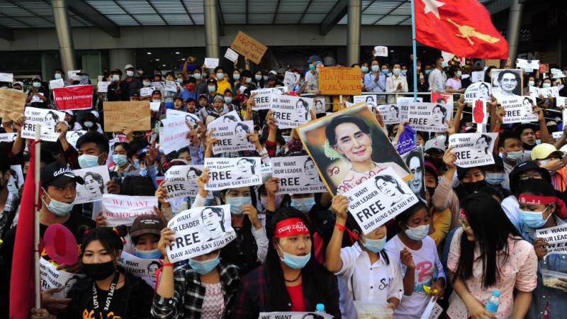 تستمر موجة الغضب والتحدي منذ أن أطاح الجيش بالحاكمة الفعلية للبلاد أونغ سان سو تشي 