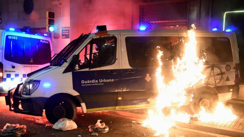 شهدت التظاهرات إحراق عربة للشرطة وإضرامًا للنيران في مستوعبات قمامة وعمليّات نهب