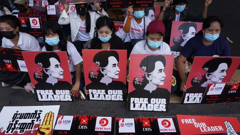 مسؤولون في حزب الزعيمة البورمية سان سو تشي يؤكدون نقلها إلى مكان مجهول