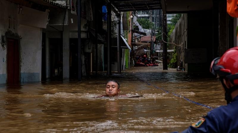 خمسة قتلى بينهم 4 أطفال في فيضانات اجتاحت العاصمة الإندونيسية 