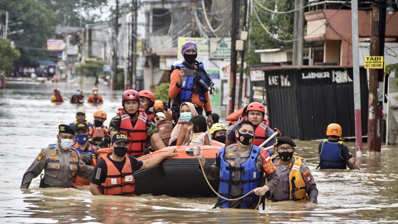 الفيضانات تغرق أحياءً في العاصمة الإندونيسية جاكرتا