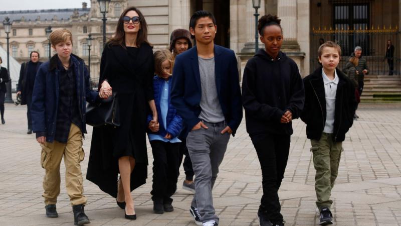 أنجلينا وأطفالها في فرنسا في العام 2017 