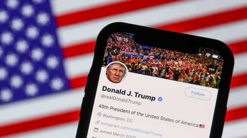أكد المسؤولون التنفيذيون في "تويتر" أن حظر ترمب سيظل ساريًا حتى لو ترشح للبيت الأبيض مرة أخرى. 