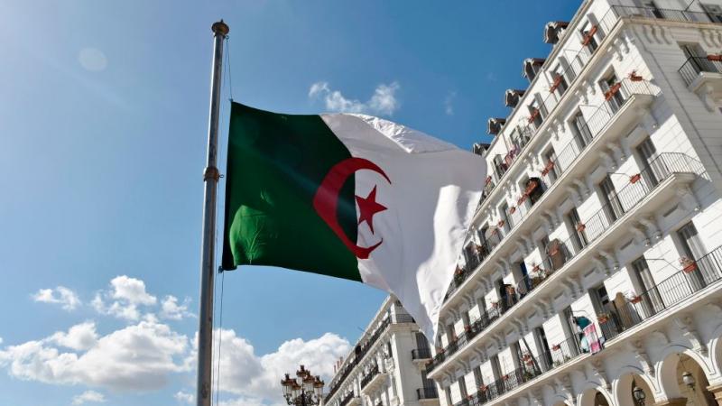 أثار ماكرون غضبًا عارمًا في الجزائر وأزمة بين البلدين بسبب تصريحات نقلتها عنه صحيفة "لوموند"