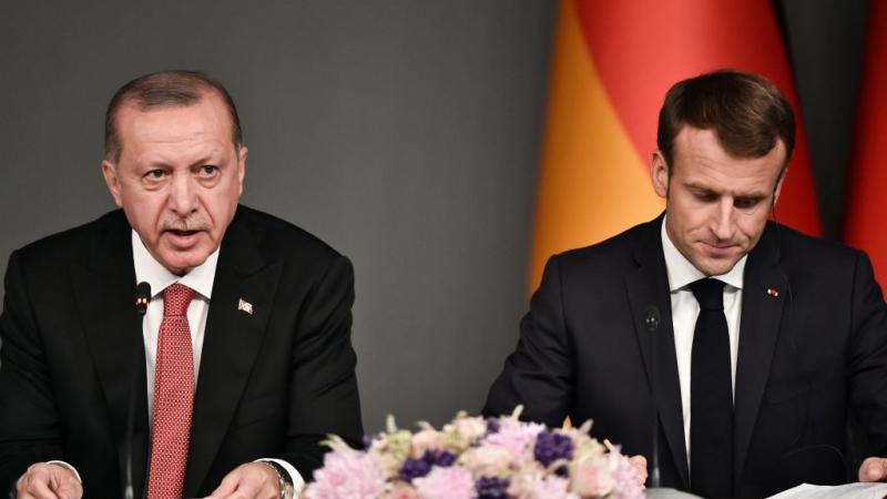 حمّل الرئيس الفرنسي إيمانويل ماكرون الرئيس التركي رجب طيب أردوغان مسؤولية شنّ حملة إعلامية واقتصادية ضده بُعيد خطابه عن الانعزالية (غيتي)