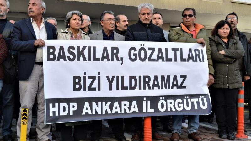 اعتصام سابق لحزب الشعوب الديمقراطي احتجاجًا على الاعتقالات ضد أعضاء الحزب في أنقرة