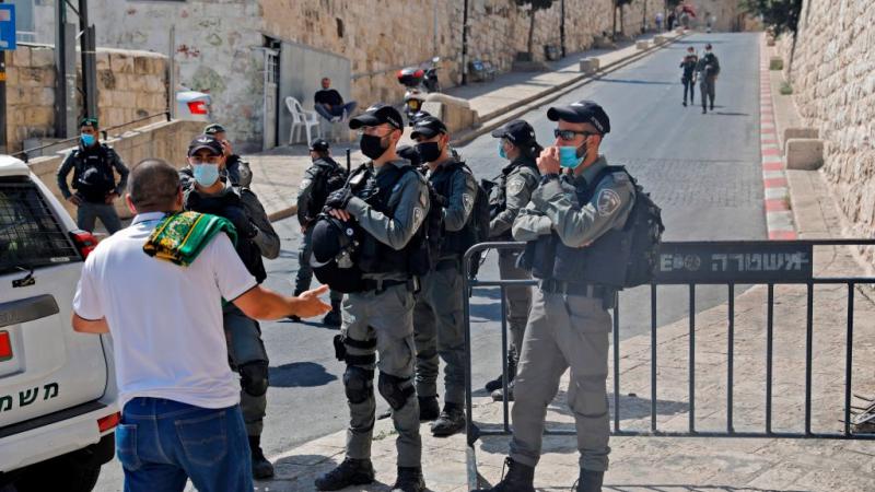 انتشر العشرات من أفراد الشرطة الإسرائيلية على بوابات البلدة القديمة في القدس الشرقية