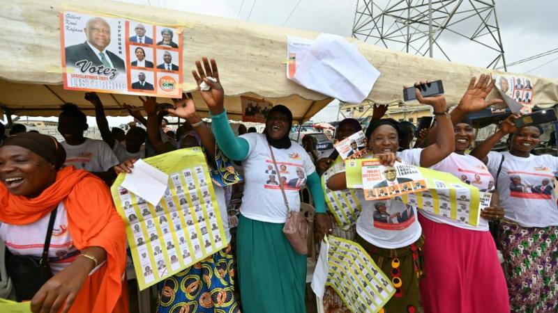 نساء يشاركن في تجمع الحملة الانتخابية البرلمانية في ساحل العاج 