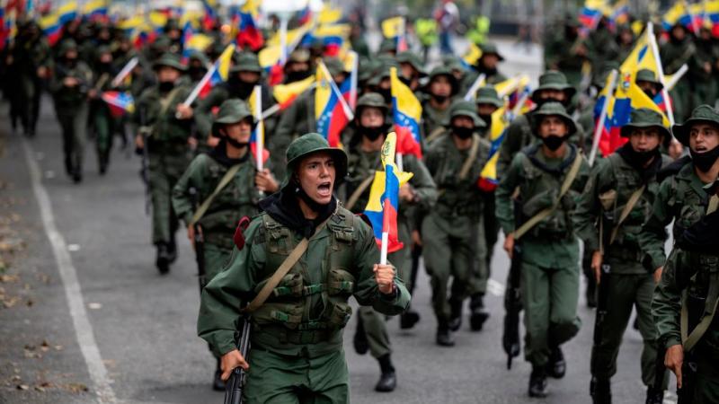 أعضاء من الحرس الوطني البوليفاري يشاركون في مسيرة "القائد الأعلى هوغو رافائيل شافيز فرياس 2021"
