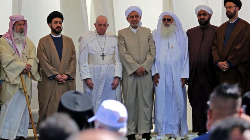  أقام البابا صلاة مع ممثلين عن الشيعة والسنة والأيزيديين والصابئة والكاكائيين والزرداشتيين في أور.