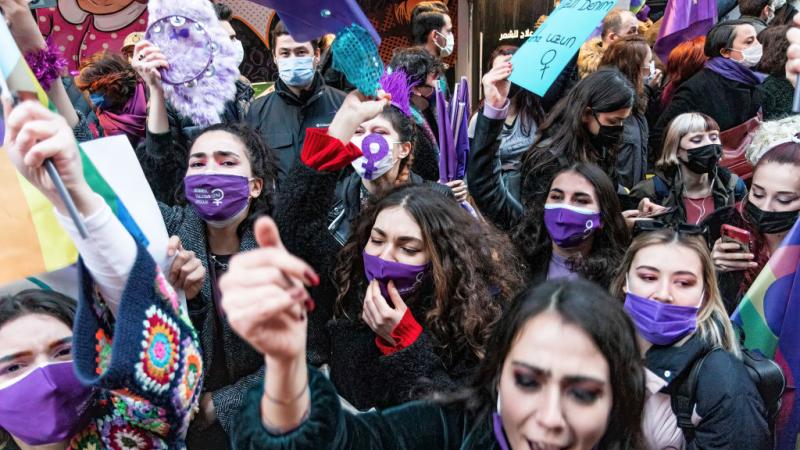 يقول المحافظون في تركيا إن الاتفاقية تقوض الهياكل الأسرية وتشجع على العنف
