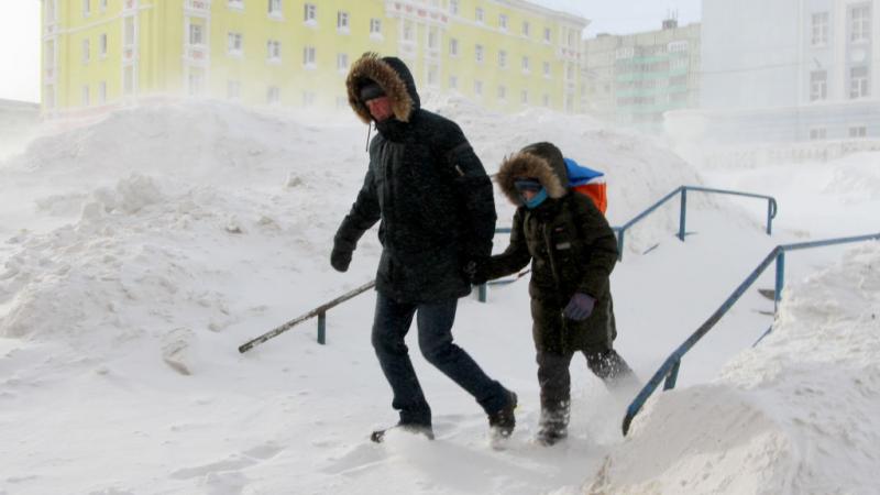 جمع العلماء عينات ثلوج من 20 منطقة مختلفة في سيبيريا، أكدت وجود ألياف بلاستيكية منقولة جوًا في الثلوج (غيتي)