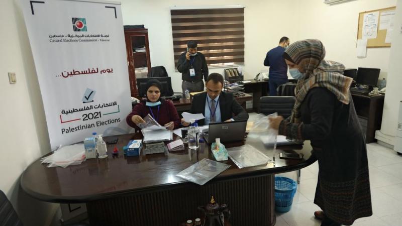 تقوم لجنة الانتخابات الفلسطينية بدراسة طلبات الترشح خلال 5 أيام من تاريخ تقديمها