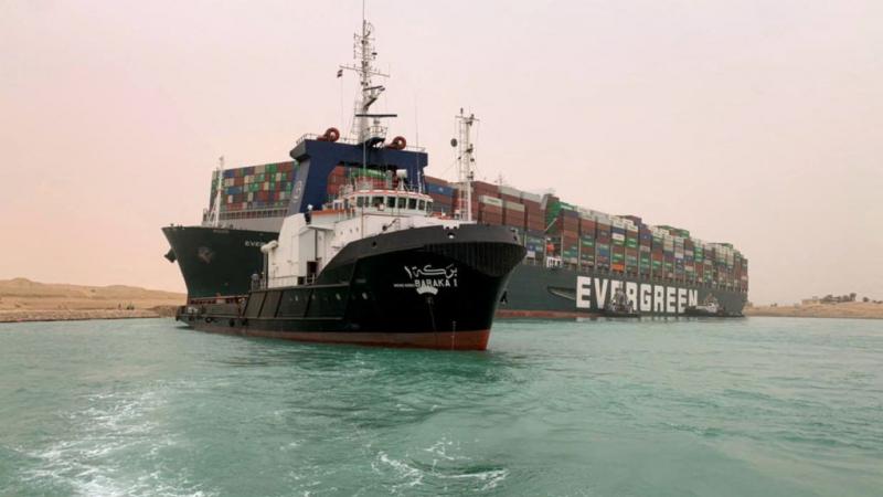 حركة سفينة "ايفر غيفن" معطلة لليوم الرابع على التوالي في قناة السويس