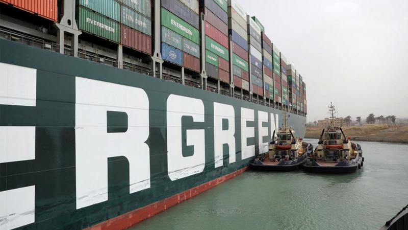 لدى شركة "إيكيا" للأثاث نحو 110 حاويات على السفينة الجانحة في قناة السويس، وتتحرّى عدد الحاويات على السفن الأخرى المحتجزة (غيتي)