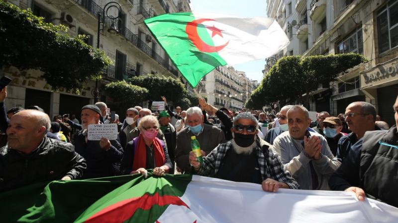 يستمر الجزائريون بتنظيم تظاهرات تطالب بالتغيير الشامل في البلاد