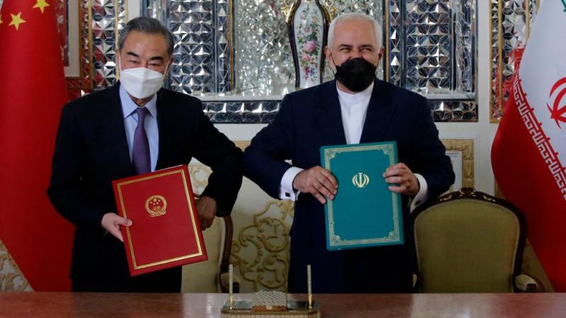 وزير الخارجية الإيراني محمد جواد ظريف ونظيره الصيني وانغ يي يوقّعان اتفاعية التعاون الاستراتيجي الشامل.