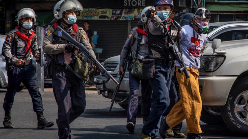 تحاصر قوات الأمن حوالي 200 متظاهر سلمي بينهم نساء في رانغون.