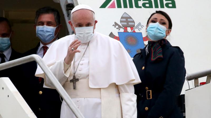 البابا فرنسيس يصعد إلى الطائرة البابوية