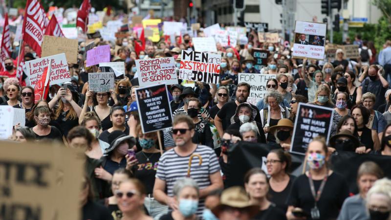 تظاهر آلاف الأشخاص في منتصف مارس/آذار احتجاجا على أعمال العنف والمضايقات الجنسية