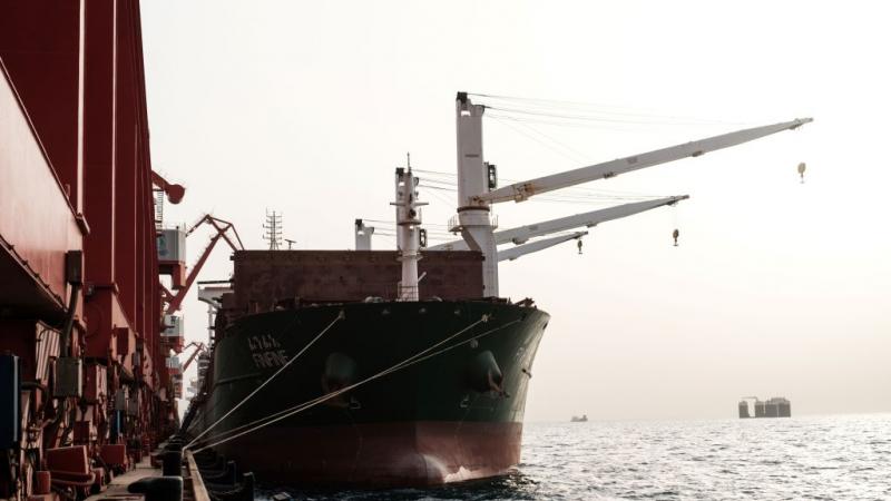 عمليات إنقاذ سفينة في قناة السويس تتواصل