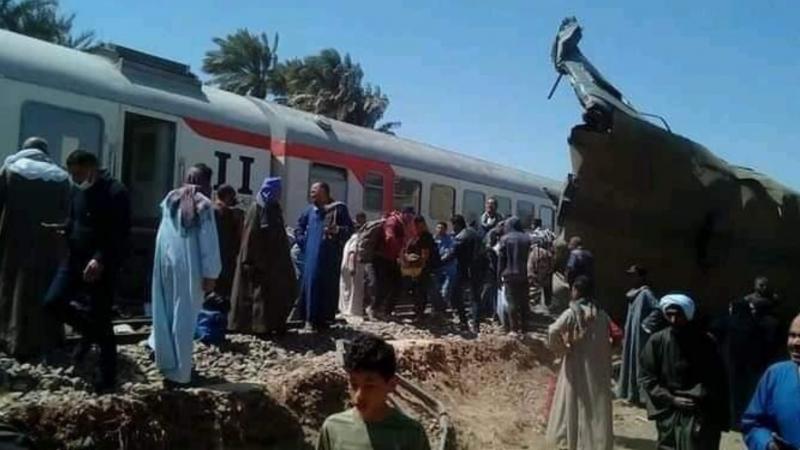 حادث تصادم قطارين في مصر يخلف عشرات القتلى والجرحى (تويتر)