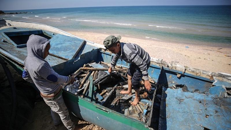 مقتل ثلاثة فلسطينيين في انفجار قارب صيد جنوب غزة
