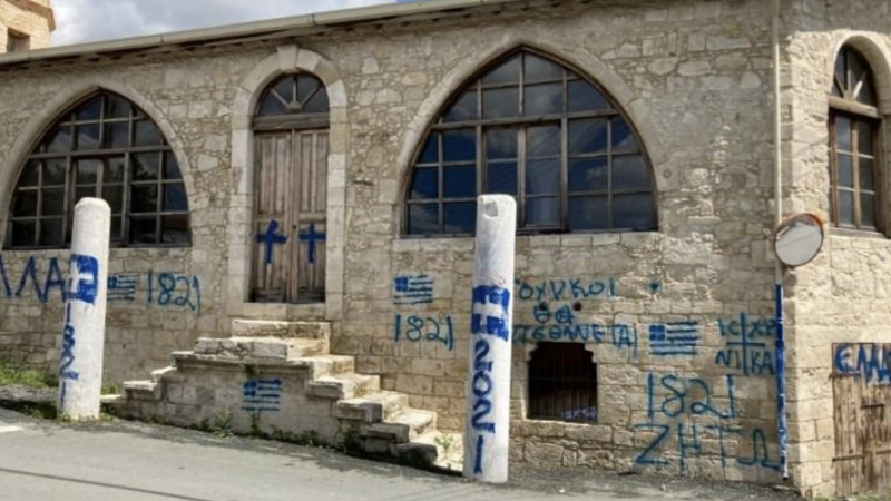  يقع المسجد إلى الغرب من مدينة ليماسول بالقرب من ساحل قبرص الجنوبي 