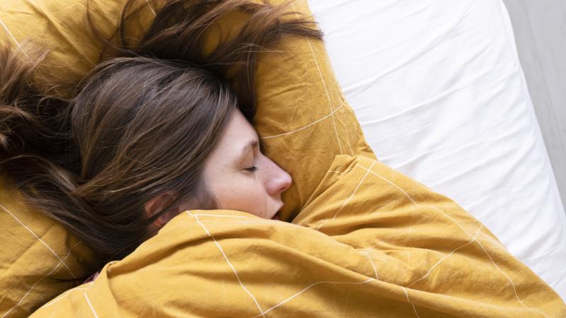 للحصول على نوم جيد  يُنصح بالتوقف عن استهلاك الكافيين بعد الساعة 12 ظهرًا