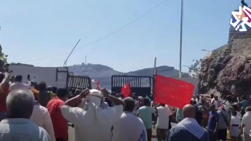 اقتحم مئات المتظاهرين قصر معاشيق الرئاسي