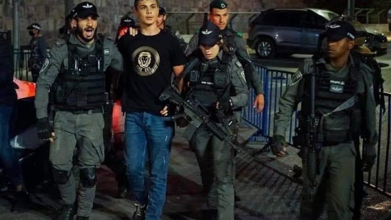 انتشرت صورة الشاب المعتقل في القدس بكثافة تعبيرًا عن تضامن النشطاء مع انتفاضة المدينة وأهلها (فيسبوك - صفحة عبد المجيد عصر المجالي)