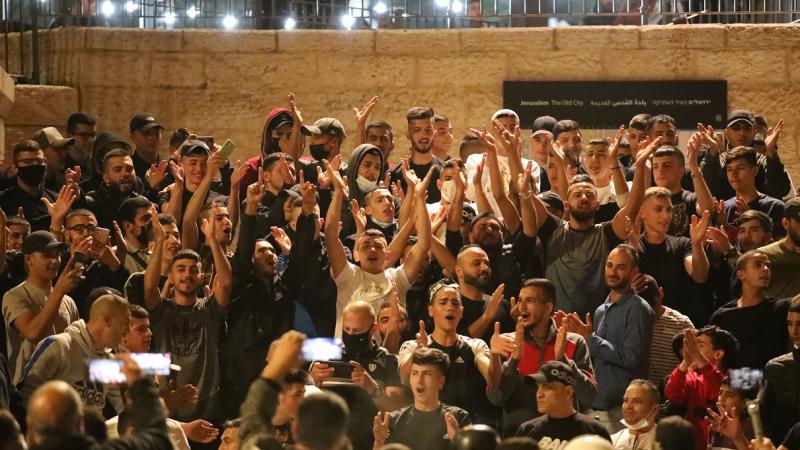 تجمهر فلسطينيون للاحتفال خارج باب العامود بالقدس بعد إزالة الحواجز التي أقامتها الشرطة الإسرائيلية 